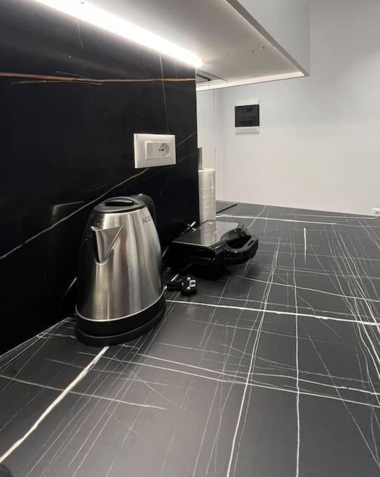 Spacious Apartment Ish-Blloku Area 티라나 외부 사진