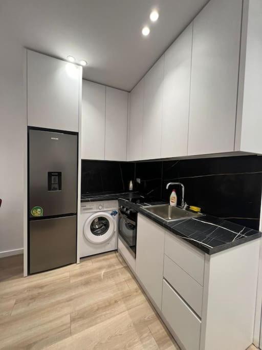 Spacious Apartment Ish-Blloku Area 티라나 외부 사진